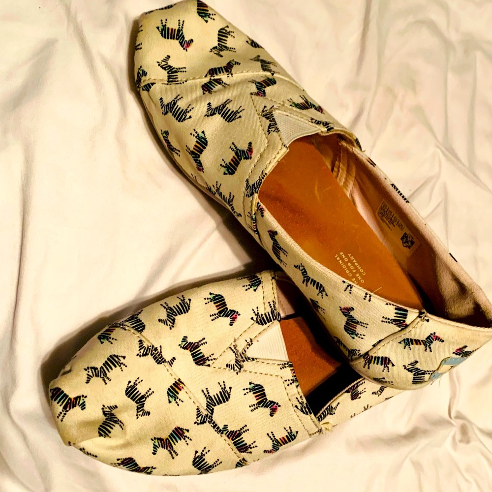 Zebra rainbow 🌈 be different… TOMS Size 8 1/2
